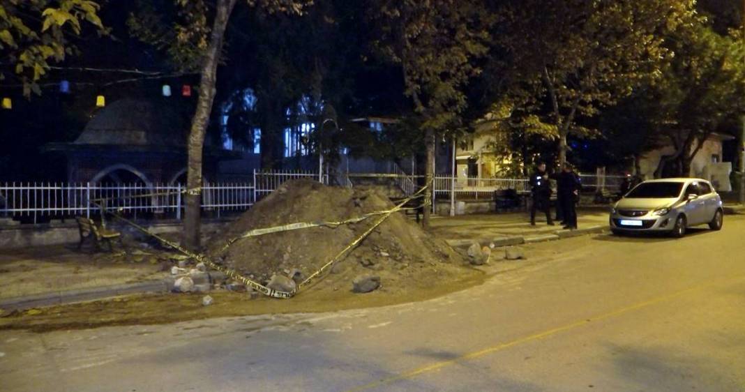 Görevli gibi giyinip sokağı kazdılar: Çıkanlar hayrete düşürdü! Borulara zarar verince gerçek ortaya çıktı 8